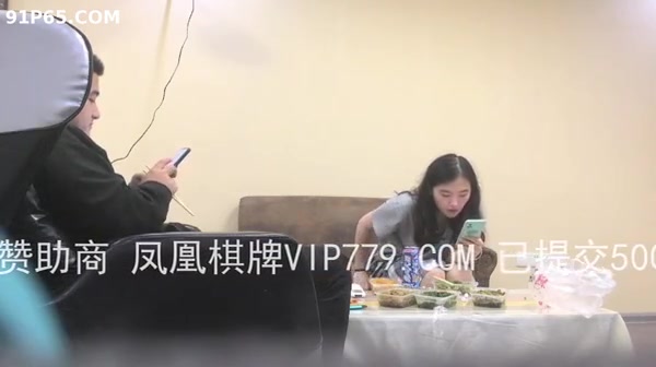 网恋奔现，00后D奶小姐姐约回家里享受女仆装