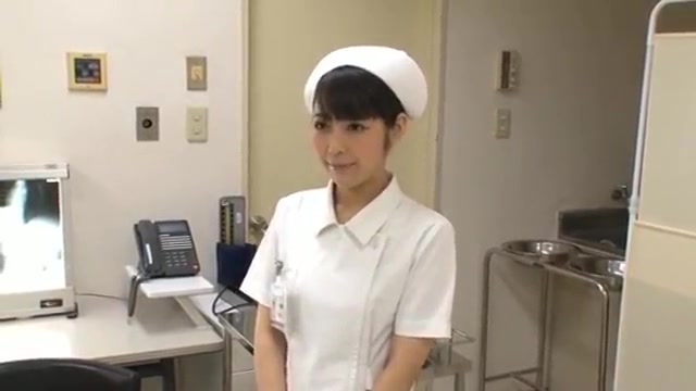 日本護理師護士看到黑人來吃大雞雞把自己主動送到嘴裡／醫院性愛A片